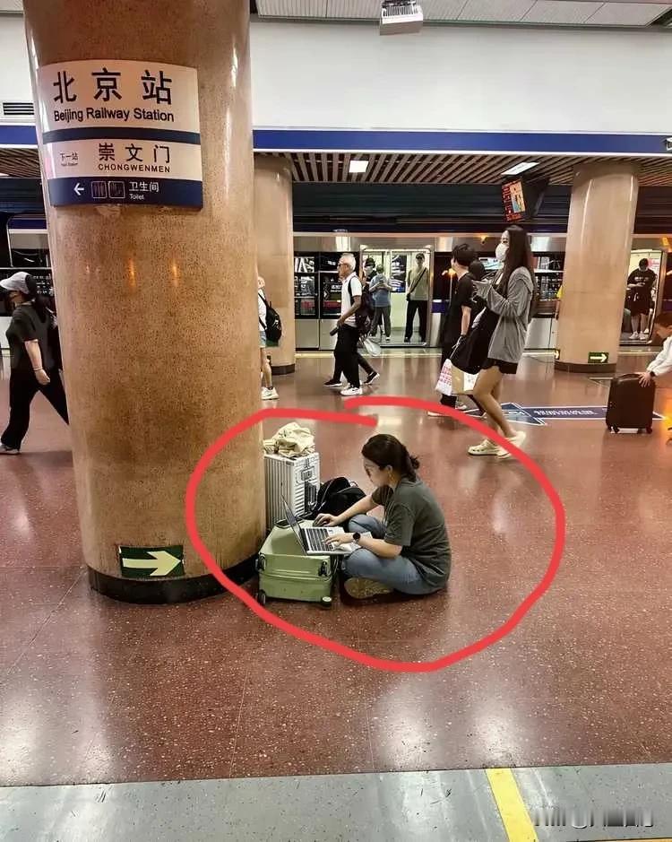 被房东赶出门，拖着行李去地铁站投简历！百万大学生的残酷现实！大学终于毕业了，