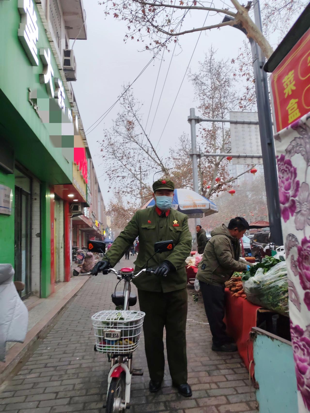 老年人的迷惑行为1月30日，坐标西安。早上我在药店门口看到一个英姿飒爽的大叔，