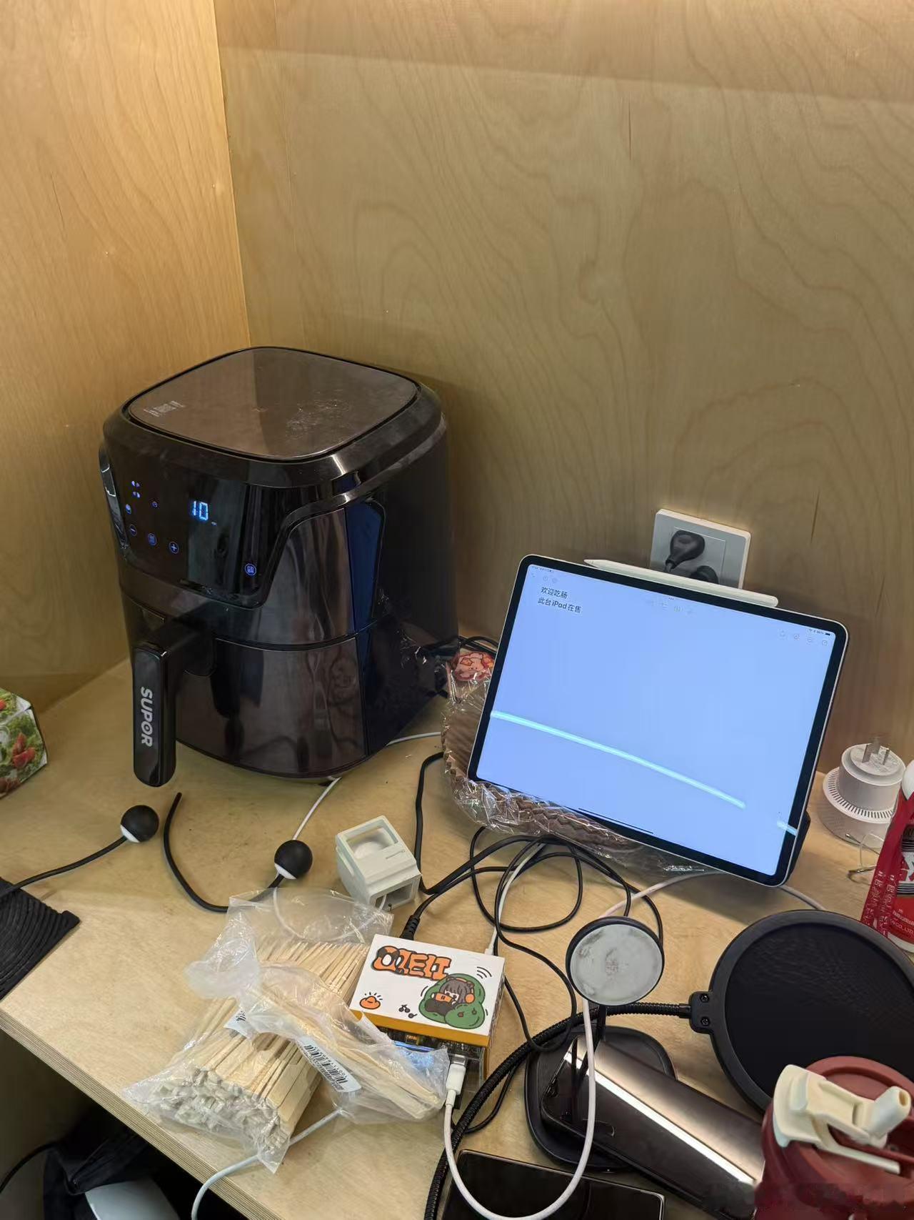 怎么还有在烤肠旁边卖东西的，除了抢烤肠那一会，其他时间流量基本为0，建议挂在猫猫