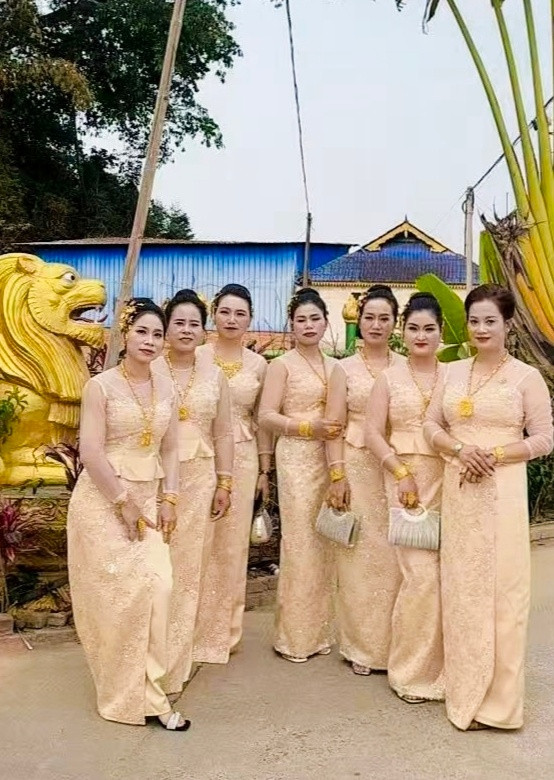 【人生就是这样】和阳光的人在一起，心里就不会晦暗；和快乐的人在一起，嘴角就常带