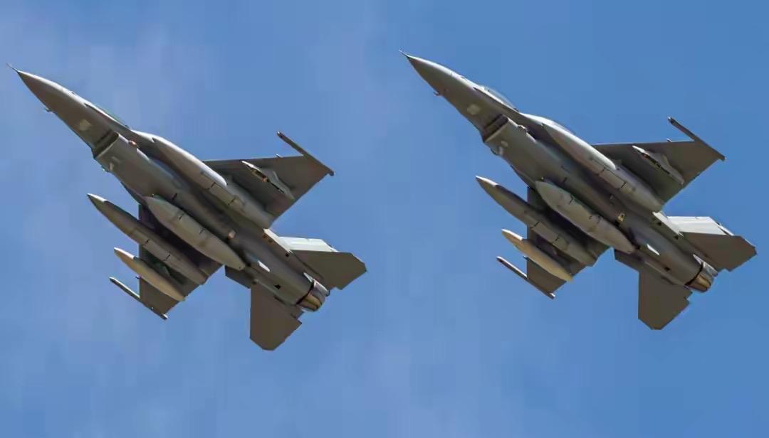 两架F-16V跨洋抵台：一场精心包装的“军售秀”8月17日，两架编号6727