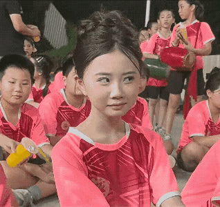小小年纪这表情真到位，不过小美女还是很漂亮的眼睛小美女。