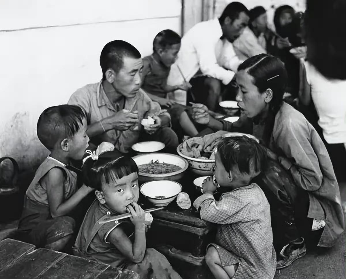 1958年，河北。公社的社员在吃“大锅饭”，感觉都能吃撑。那会儿夫妻能轻轻松松养