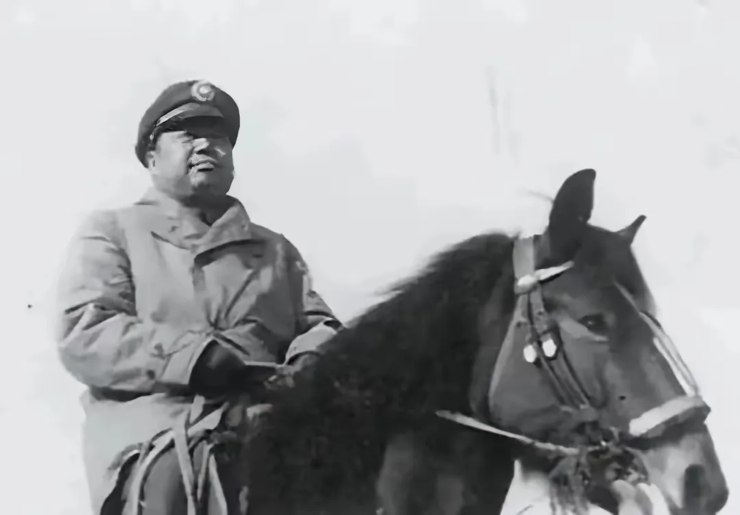 1938年台儿庄外围阵地，三十余名日军斥候摸到52军指挥部附近。硝烟弥漫中，留着