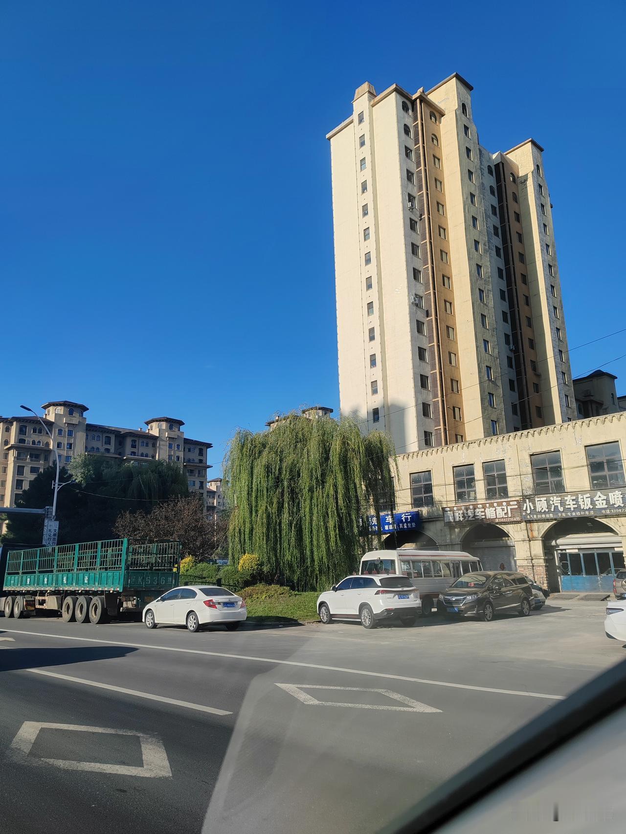 不论到哪个城市，都有好多楼房空着，一是年轻人不结婚，二是房价还是贵，如果年轻人不