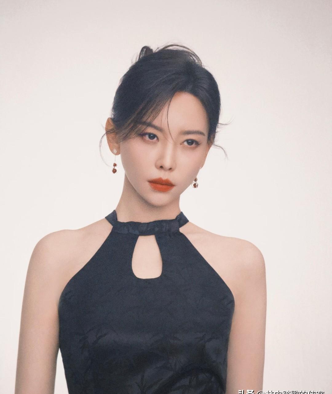 台上灯光骤黑，于文文直挺挺倒下的那一刻，我才算真正看懂她那张“不好惹”的脸。都