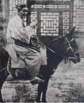 有一天，慈禧和光绪一起看戏，突然，台上一个戏子指着光绪说道：“我演个假皇帝还有座