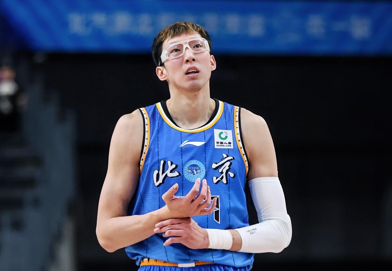 赵睿：琦哥！可以啊！最近频频强打内线啊？周琦：这不来了大麦基，我体力充沛啊！！