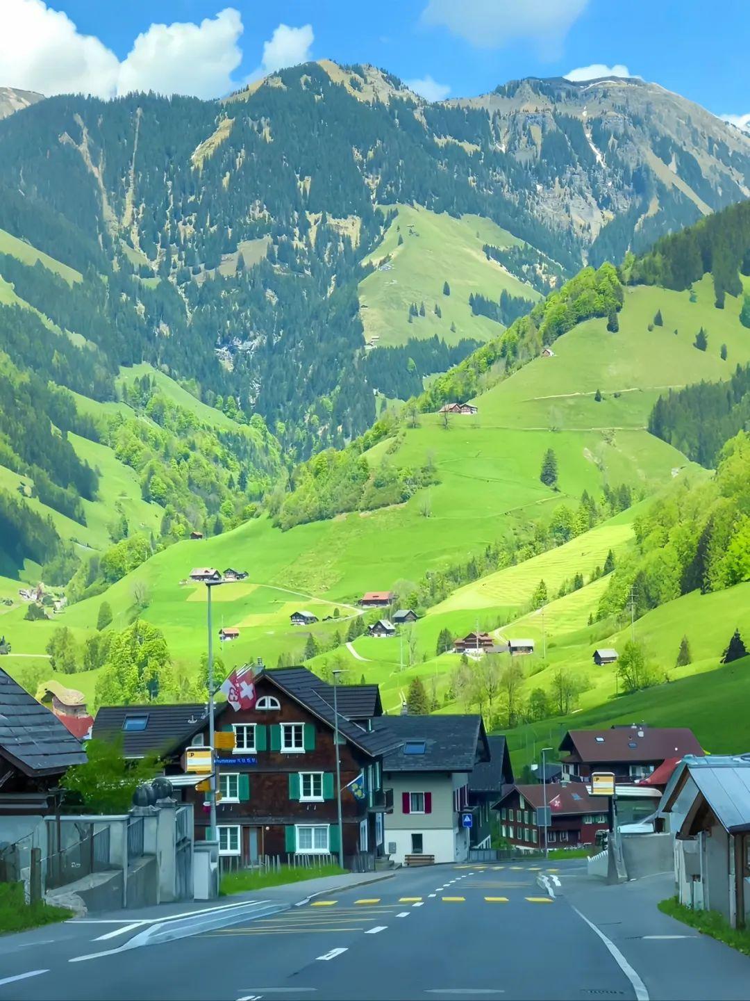 今天有家长跟我沟通说，一般什么样的家长来找你们？一般来说大学老师多一点，还有初