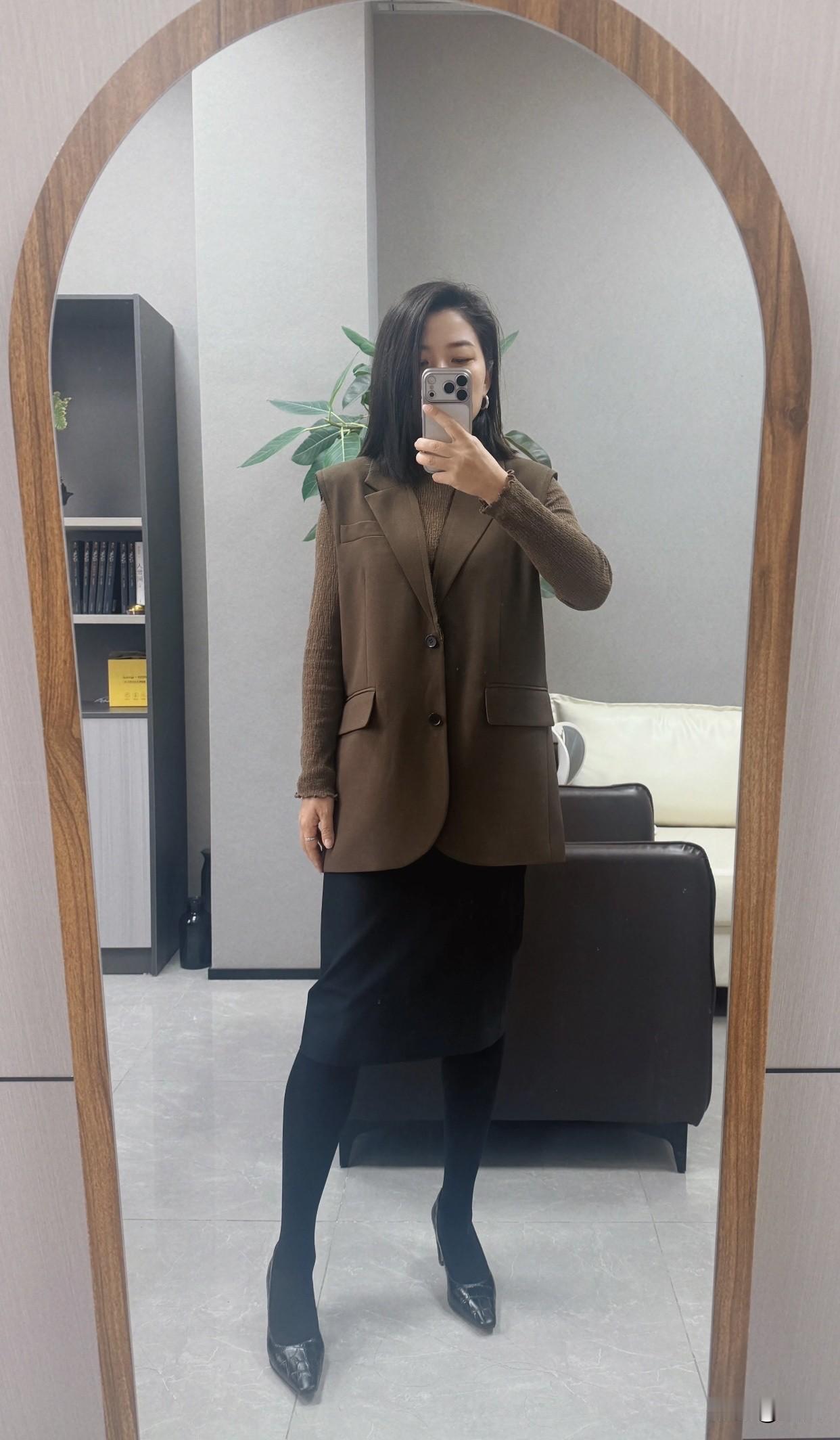 制服搭配黑色高跟鞋是什么体验呢?能提升整体气质，显得更专业。