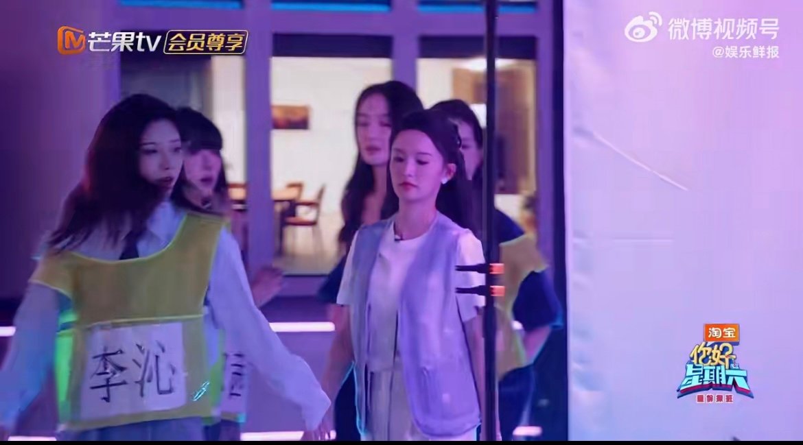陈哲远看李沁跳舞一脸姨母笑谁懂啊！hi6彩排时李沁跟着节奏舞动，裙摆轻扬超灵
