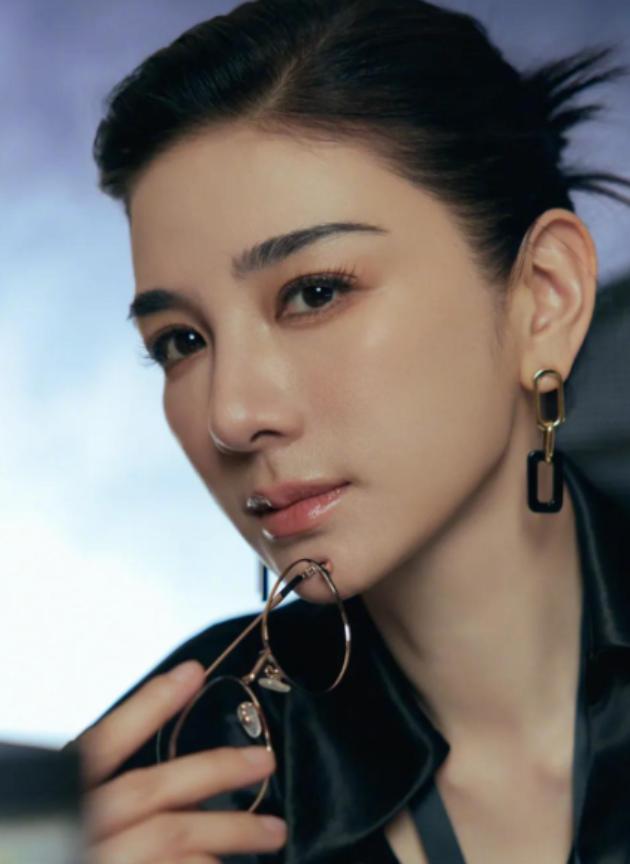 2020年，王家卫筹拍《繁花》时找到了黄奕，她只问了两个问题，转身就走了。后来这