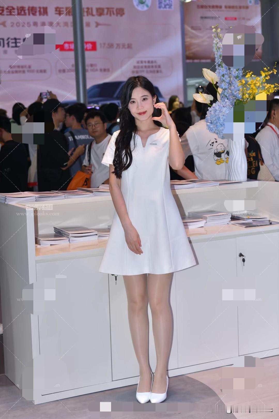优雅白裙，自信微笑，展翅高飞！女人怎样穿搭，更显气质黑色裙子与鞋子怎么搭配?