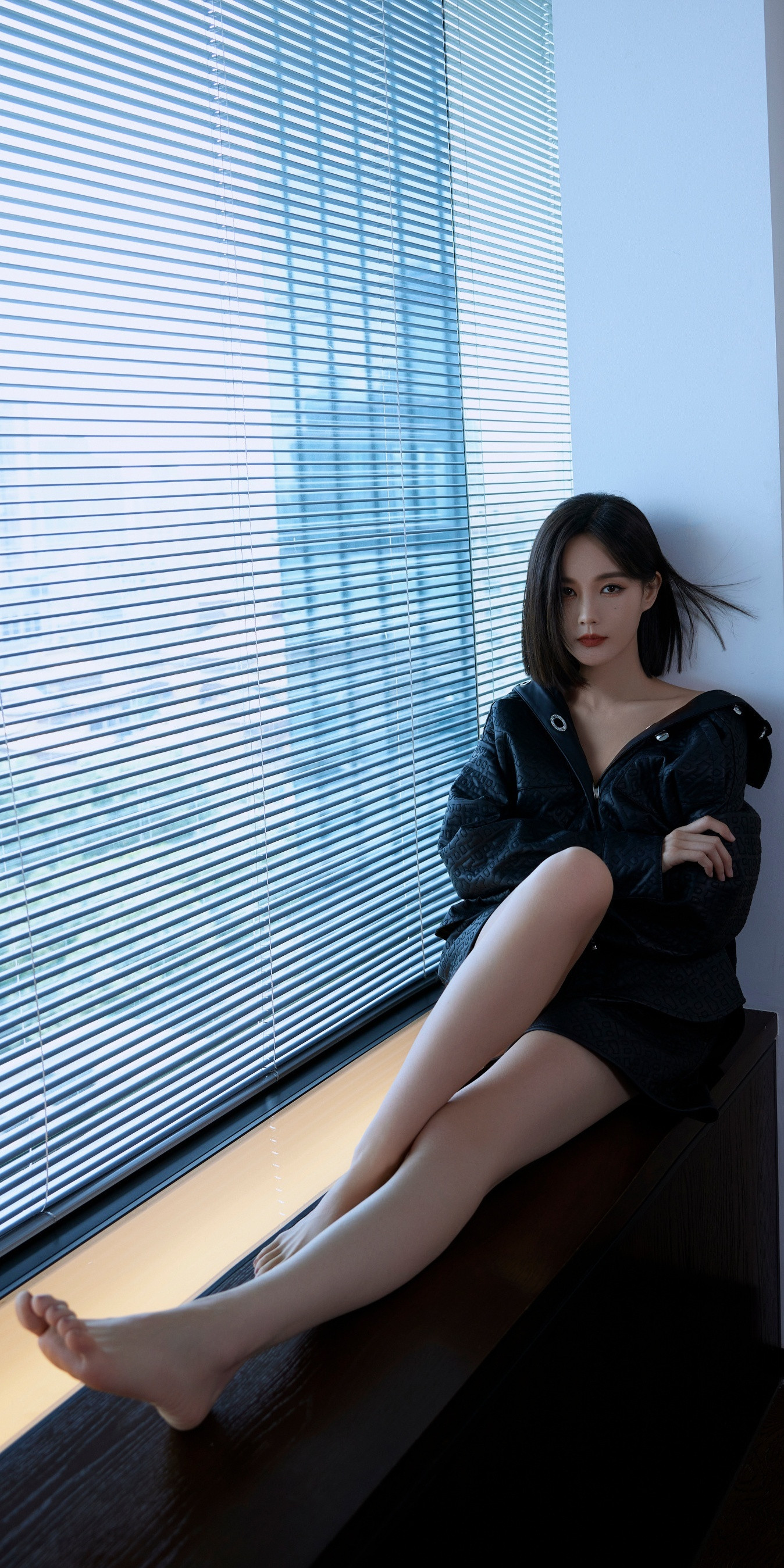 李一桐美腿光脚丫，这身材羡慕了。李一桐