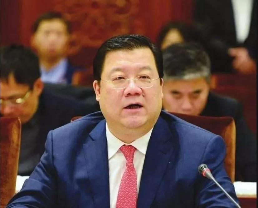 上海滩的“程峰往事”：高楼大厦下的权力游戏上海滩程峰，71年生人，从交大到市经