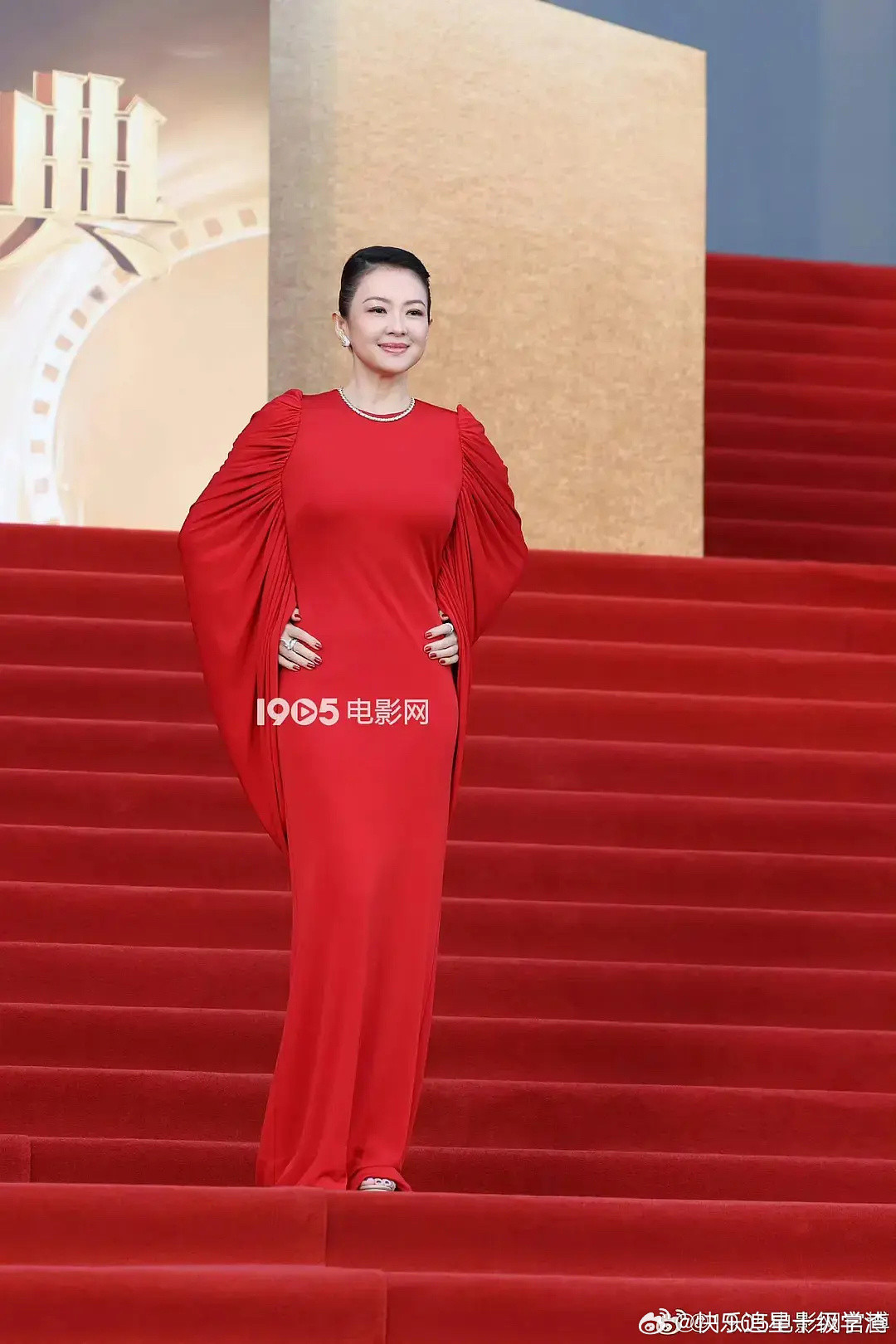 未解之谜，章子怡到底有多少件垫肩衣服