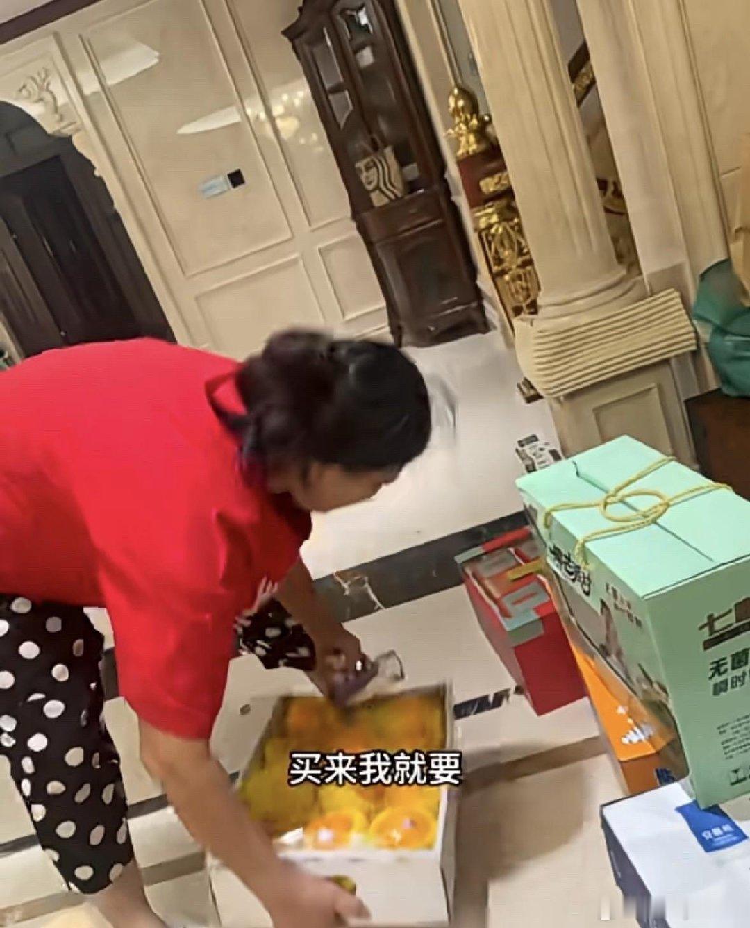 真的有这样的母亲吗？中秋节女子买了一些水果、牛奶和月饼去看望母亲，却被母亲一顿嫌