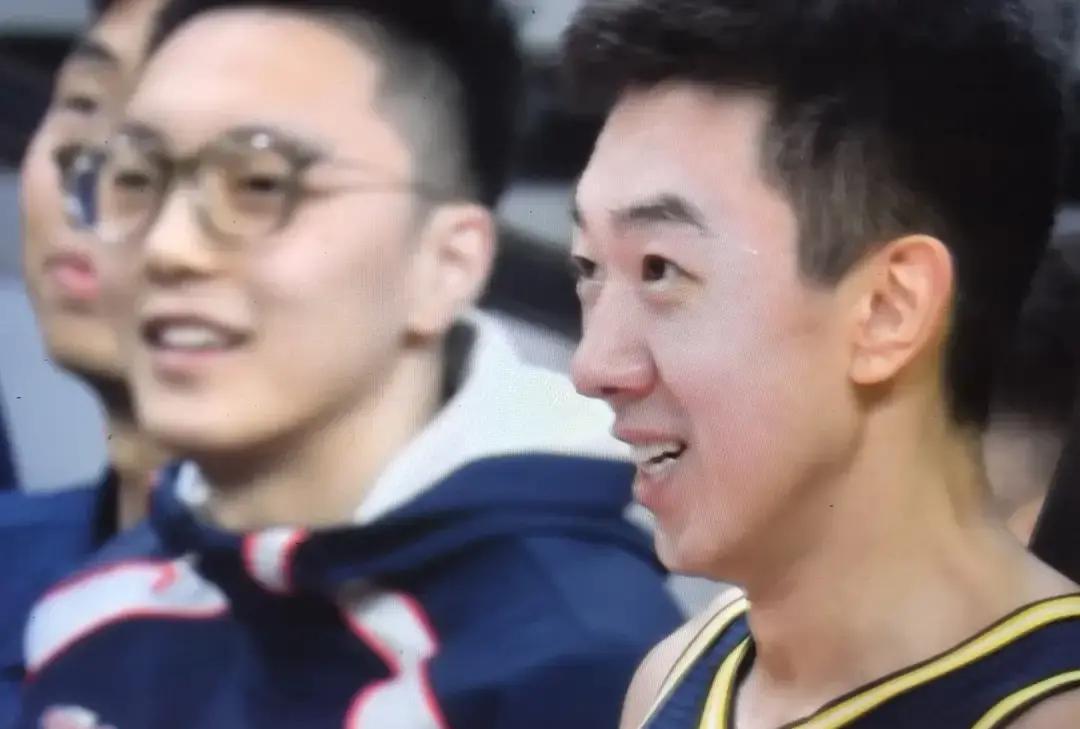 别再吹个人数据了。广东宏远场均7人得分上双，却找不出一个“球星”。你看他们