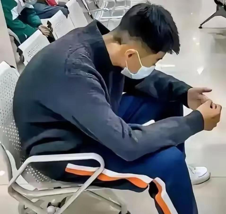 那个男孩叫小坤，在曲靖一所乡镇中学念初二。出事那天晚上，他爸收工回来还给他带了份