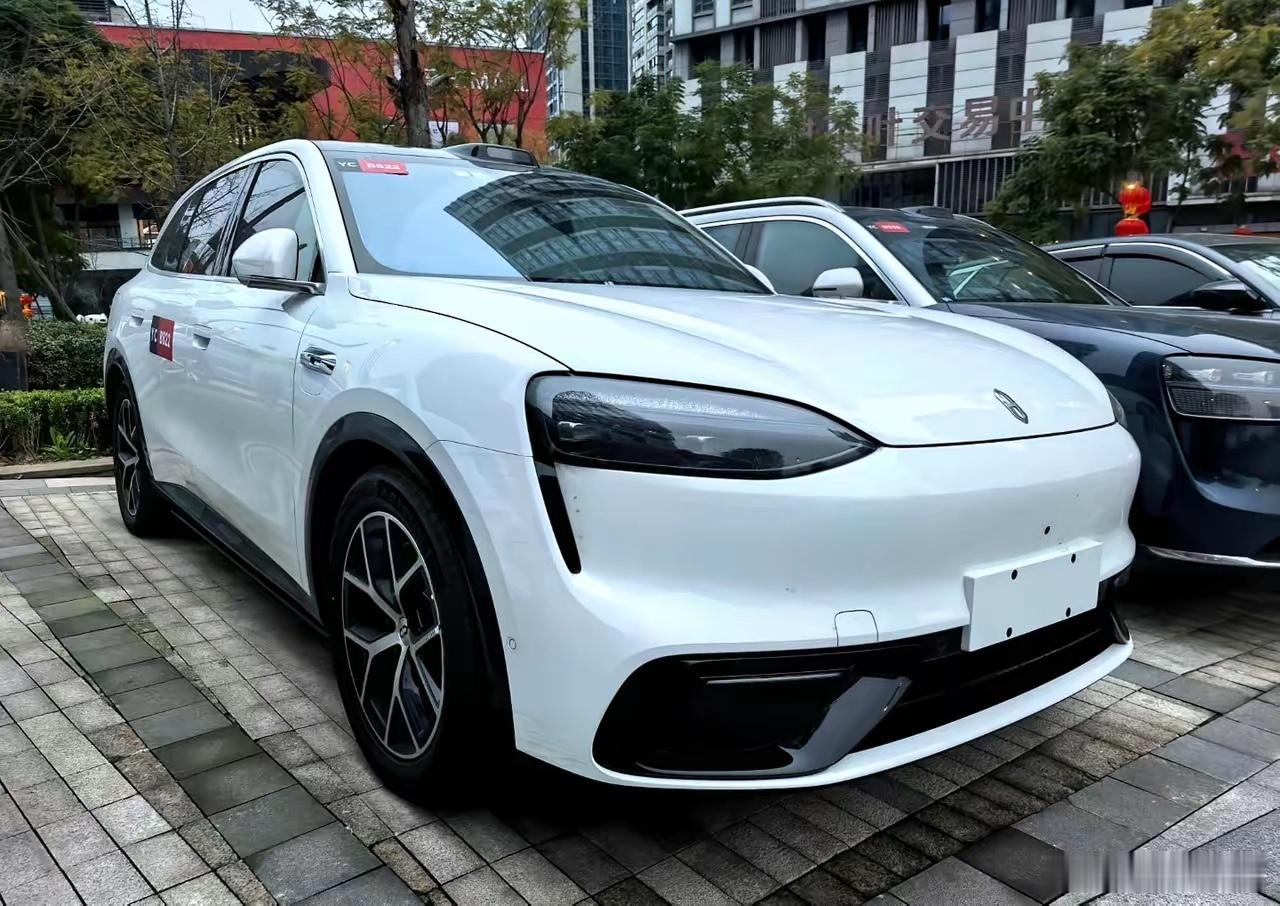 问界M6这个角度最好看，事实上，这也是问界全系设计最成功的一款真心希望内饰不要套