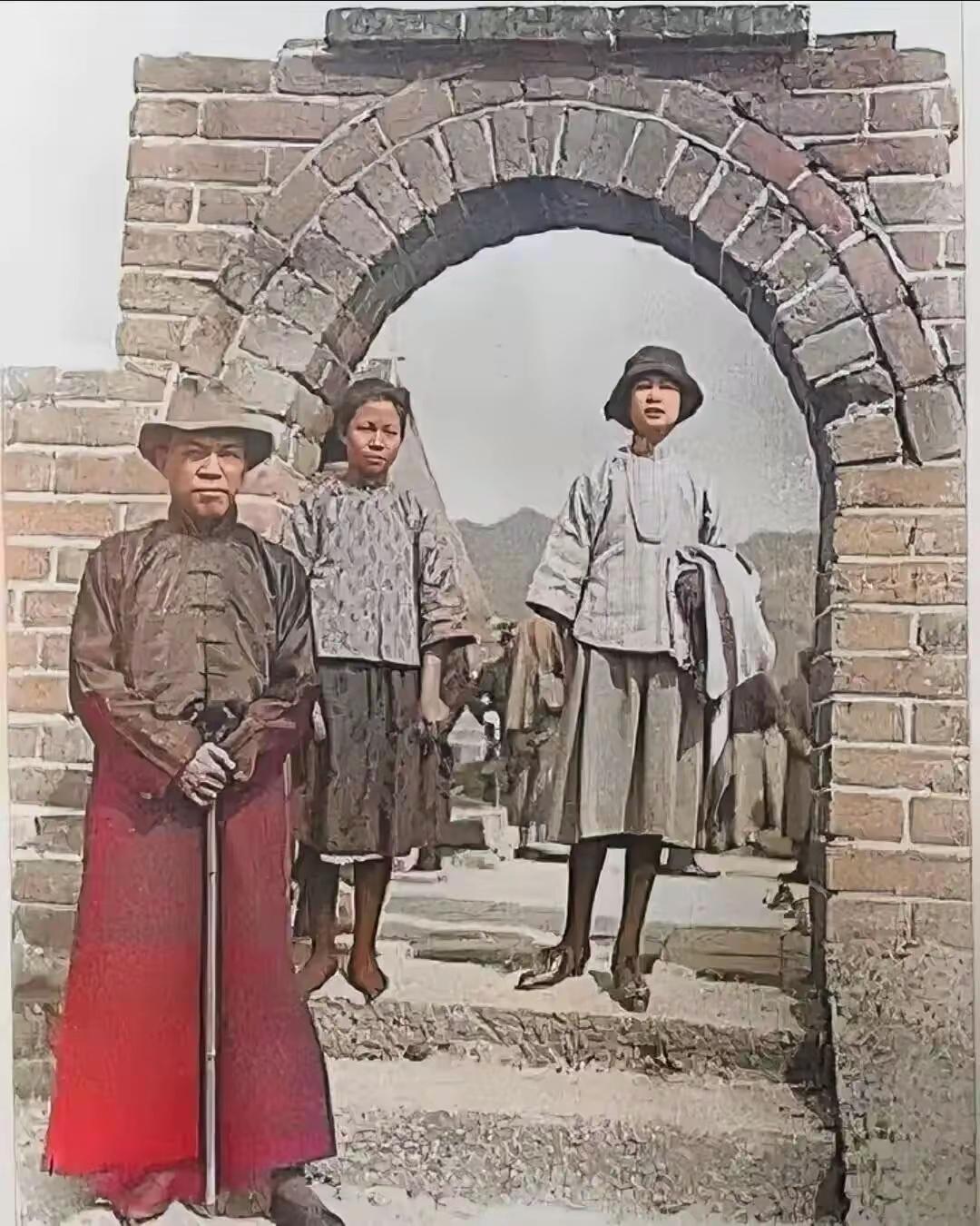 这是梁启超和次女梁思庄，以及“准儿媳”​林徽因的珍贵留影，二女儿的容貌和梁启超如