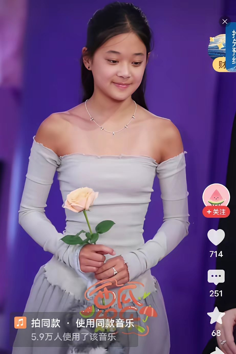 梅婷女儿长了一张文艺脸清新可人就是皮肤黑了点走路还有点放不开感觉这孩子以后的戏路