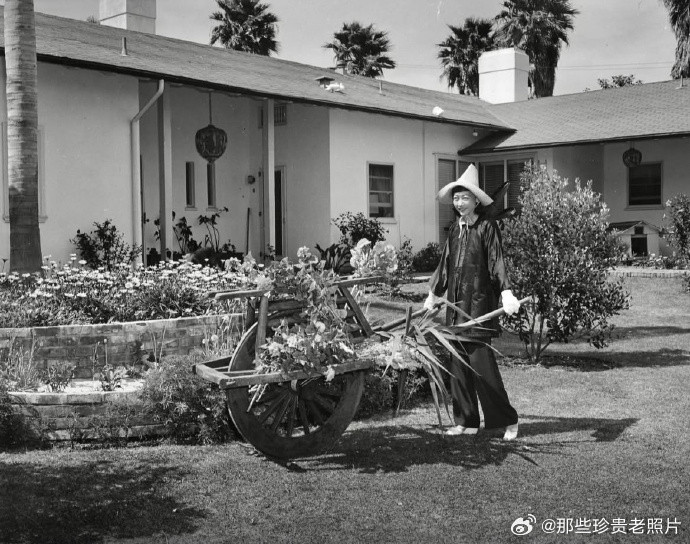1941年9月，《homesandgardens》杂志拍摄华裔演员黄柳霜位
