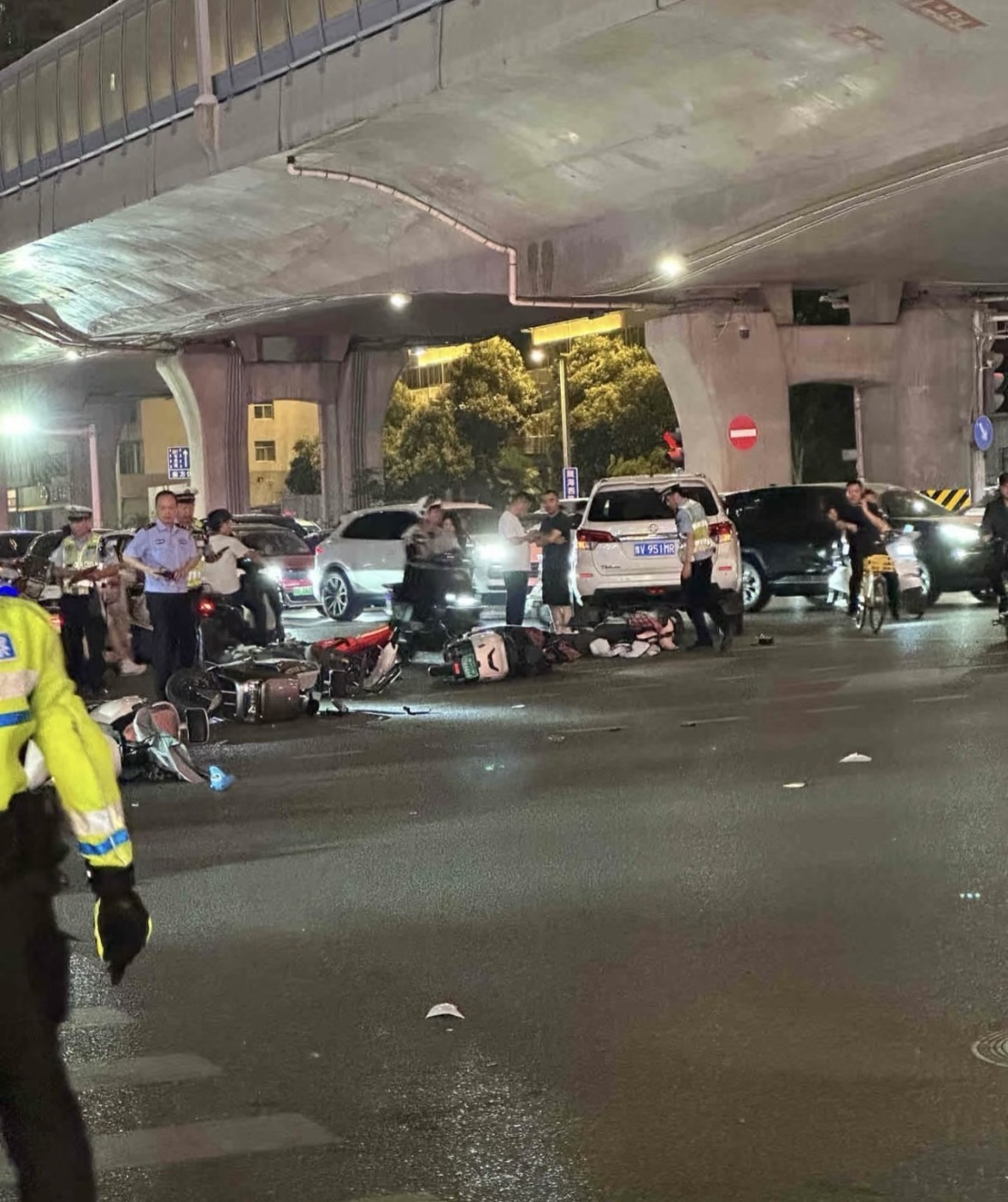 小米su7又出事了！郑州探十里小米车祸我朋友和她老公昨晚刚好到探十里门口，就听