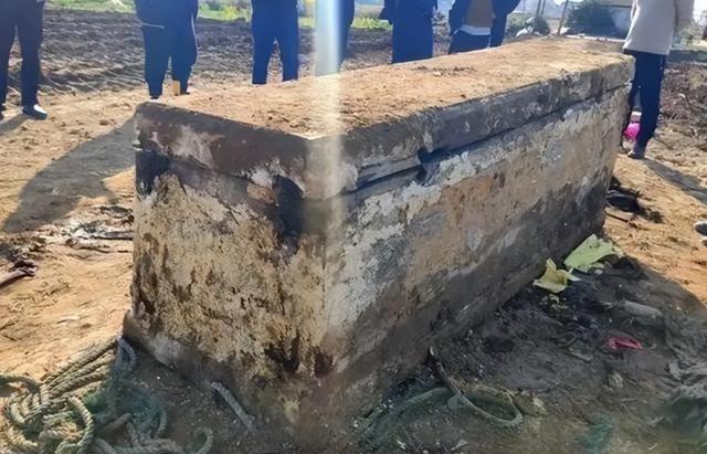 1972年，内蒙古挖到了一个清朝的老墓，棺材打开一瞬间，所有人愣在原地，只见，这