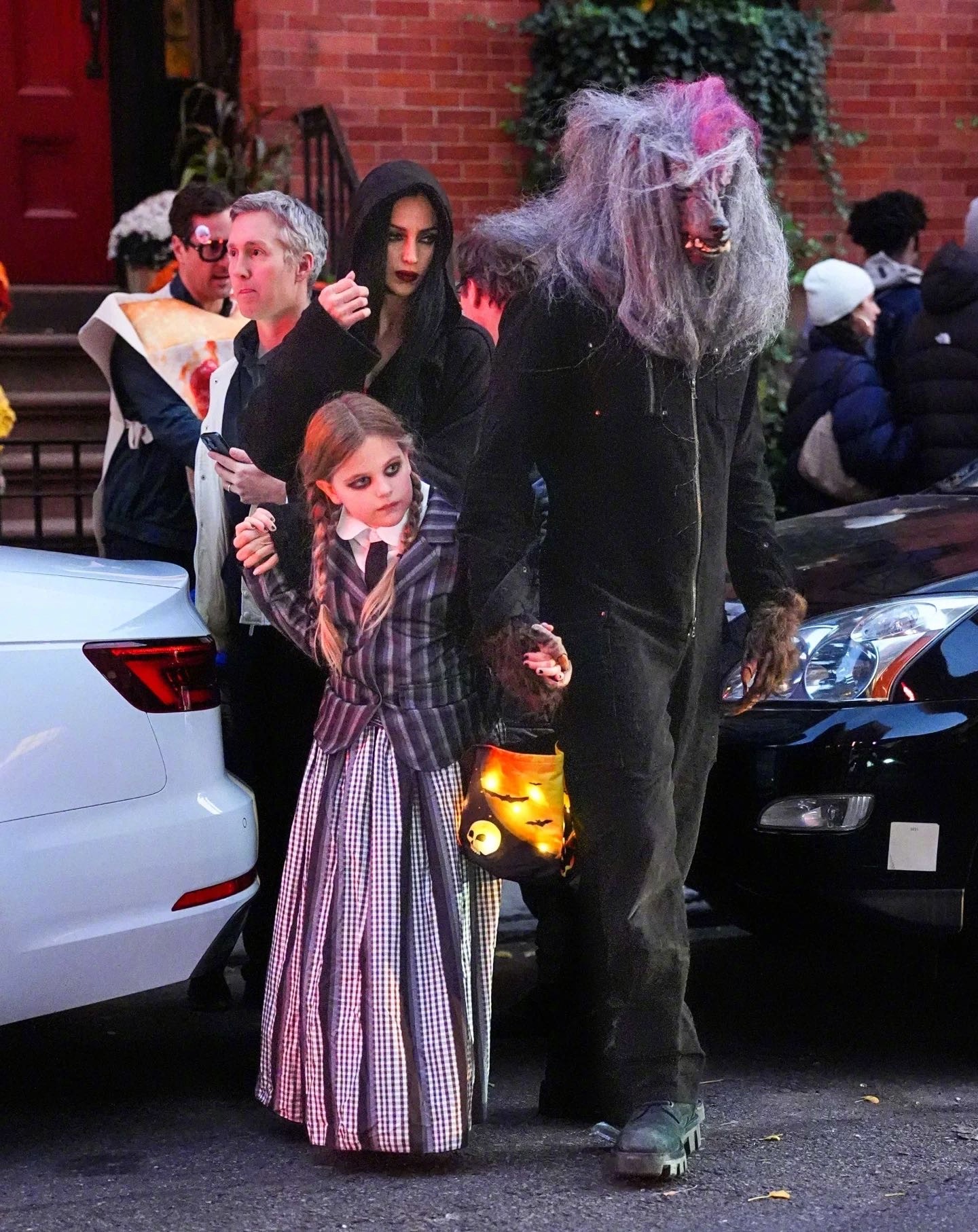 2025万圣节——伊莉娜·莎伊克（IrinaShayk）与女儿Lea及布莱德