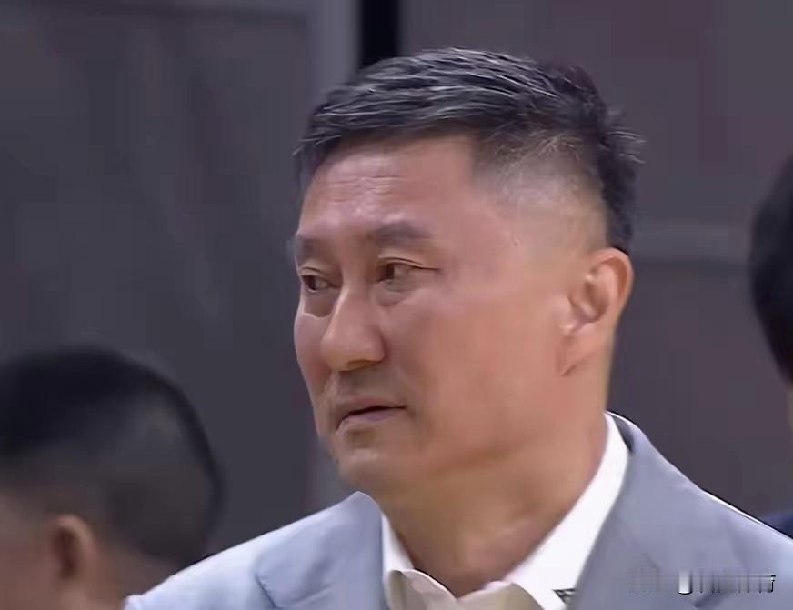 杜锋体面一点吧，自己主动下课好吗？常规赛把球队往坑里带，还有理由说是为了练阵