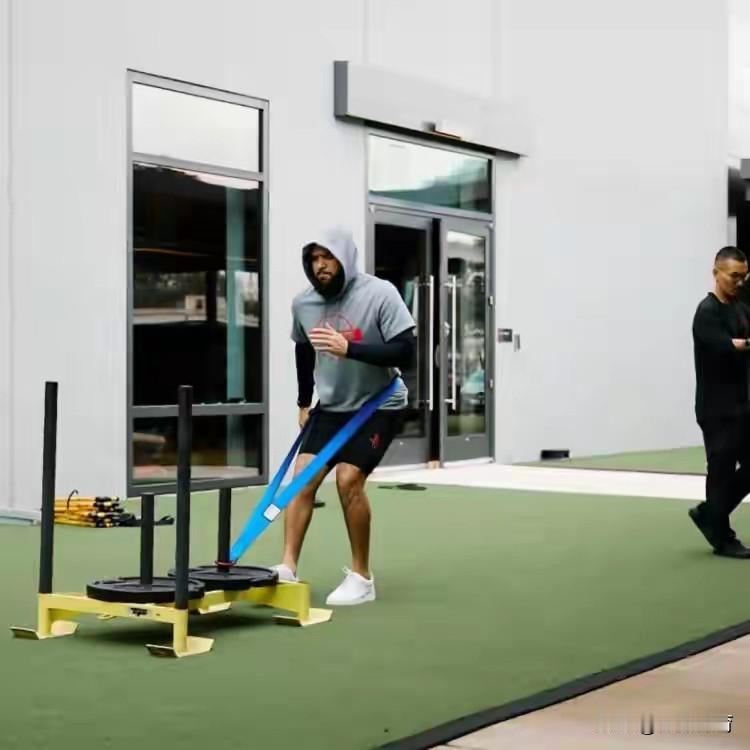 火箭记者:范弗里特恢复顺利，有望赶上季后赛次轮复出据火箭随队记者Lachard