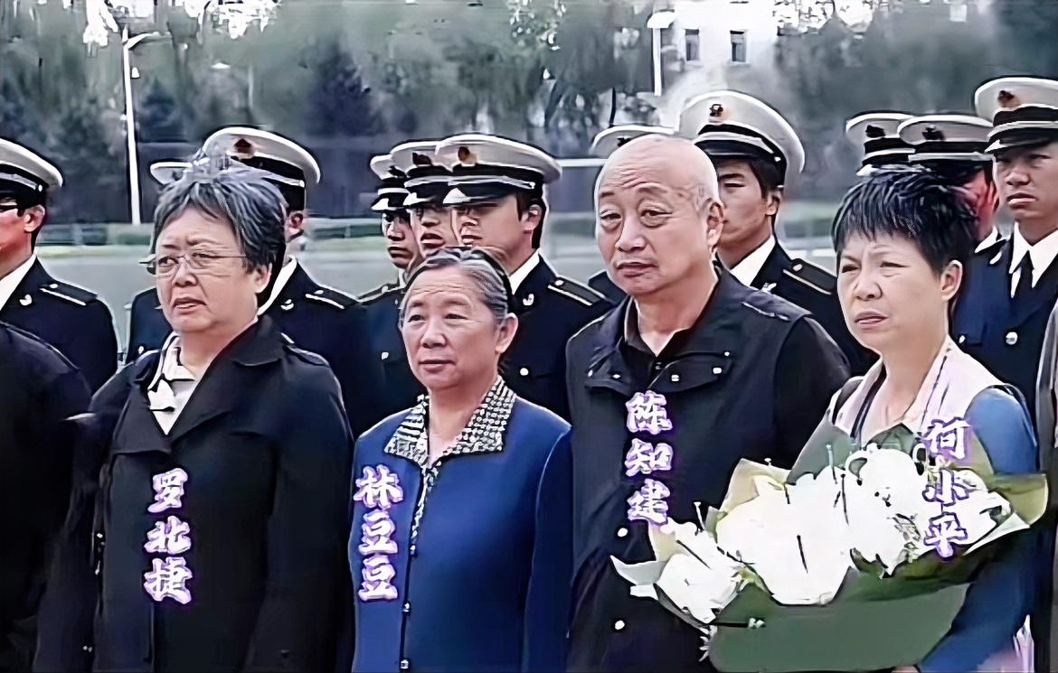 2013年，陈赓大将诞辰110周年，部队军营开展缅怀纪念活动。陈赓大将之子陈知建