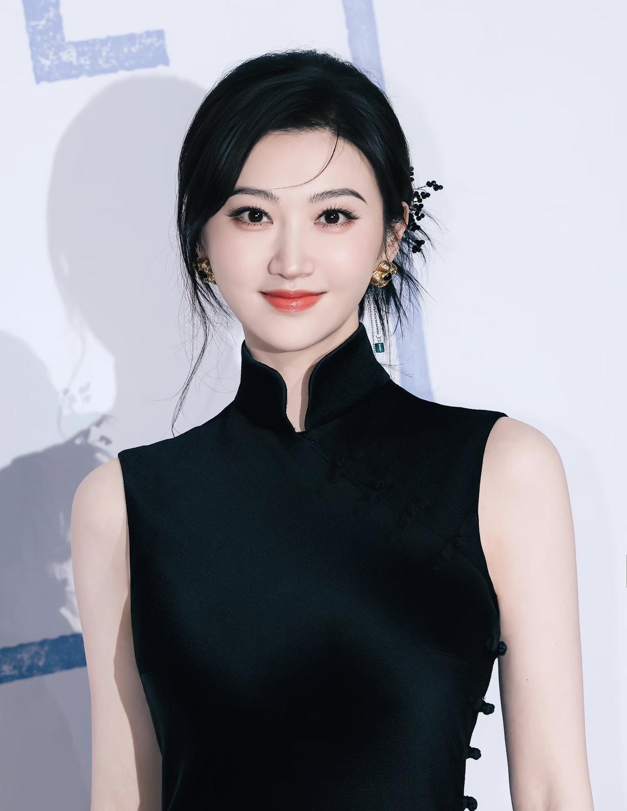 果然面相是会骗人的，景甜就是个例子，看上去她脸圆圆的，耳垂又大又厚，明显是个