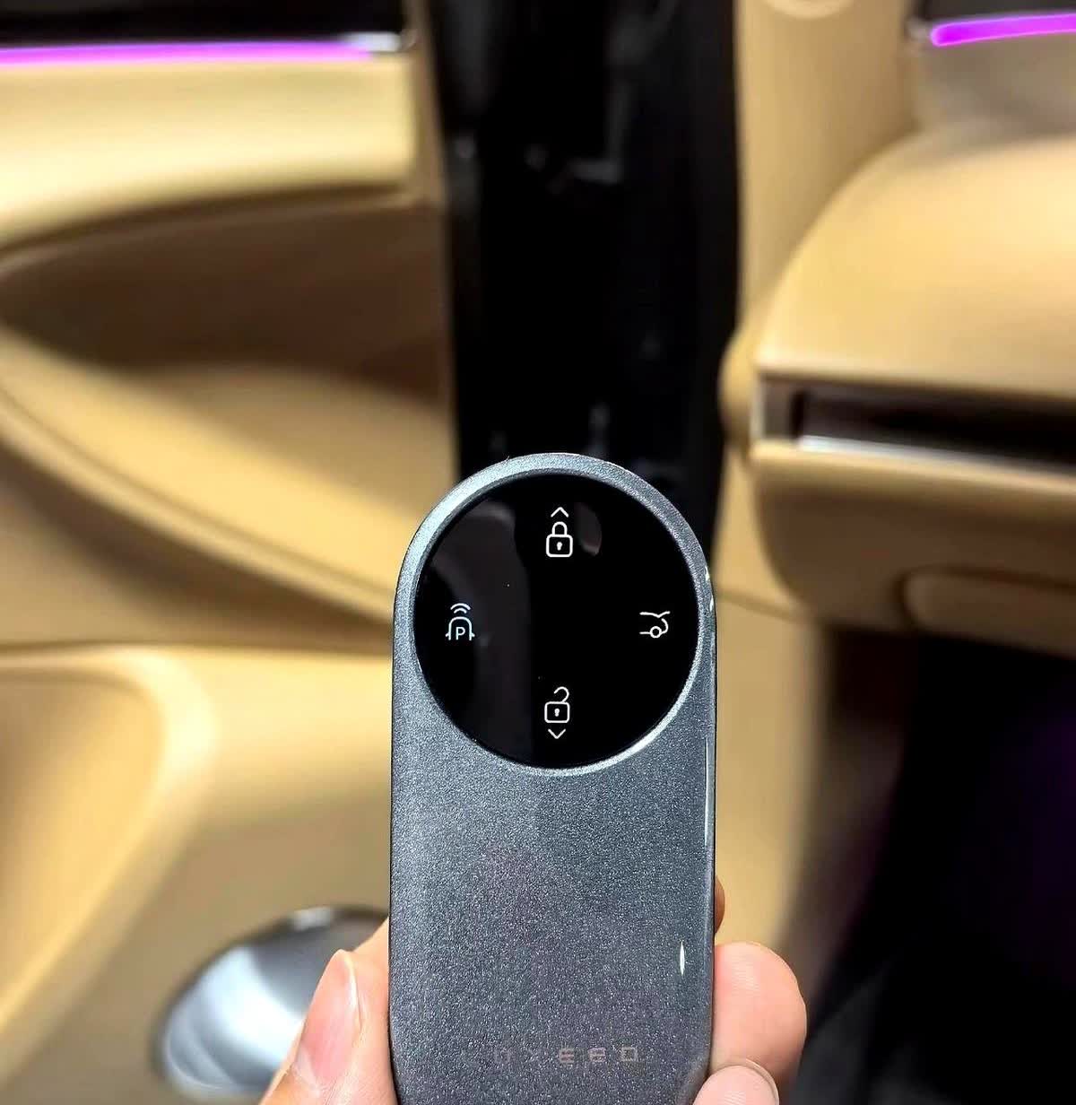 一把轻得发飘的塑料钥匙，在车主手里晃两下就露了馅——智界R7的“门面”被这小块东