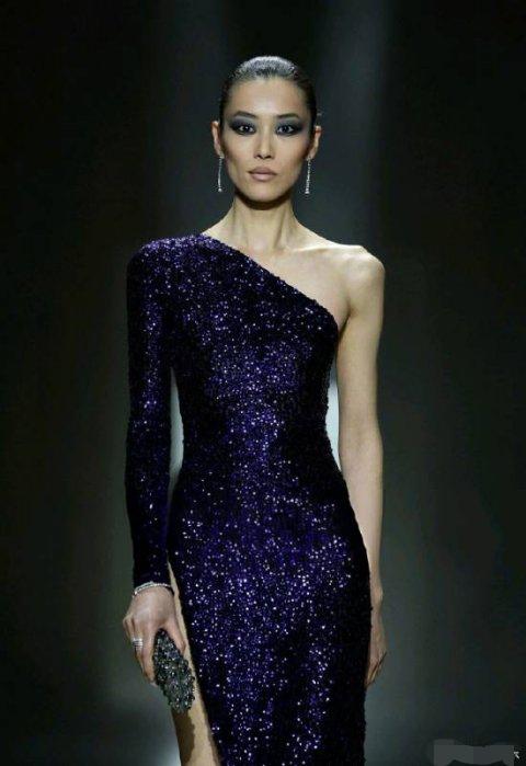 38岁的刘雯在2026年米兰时装周以四套造型横扫T台，多个国际大牌压轴走秀，从气