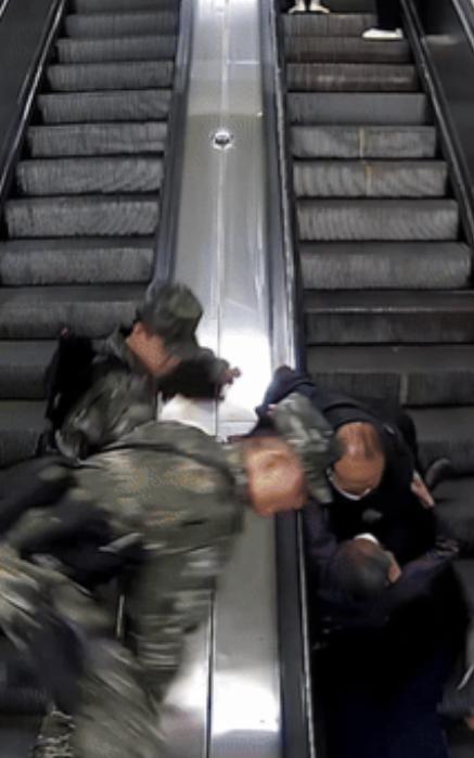 “这就是军人优先的原因！”扶梯上两名老人摔倒，武警战士伸手去救却没成功！不料，他