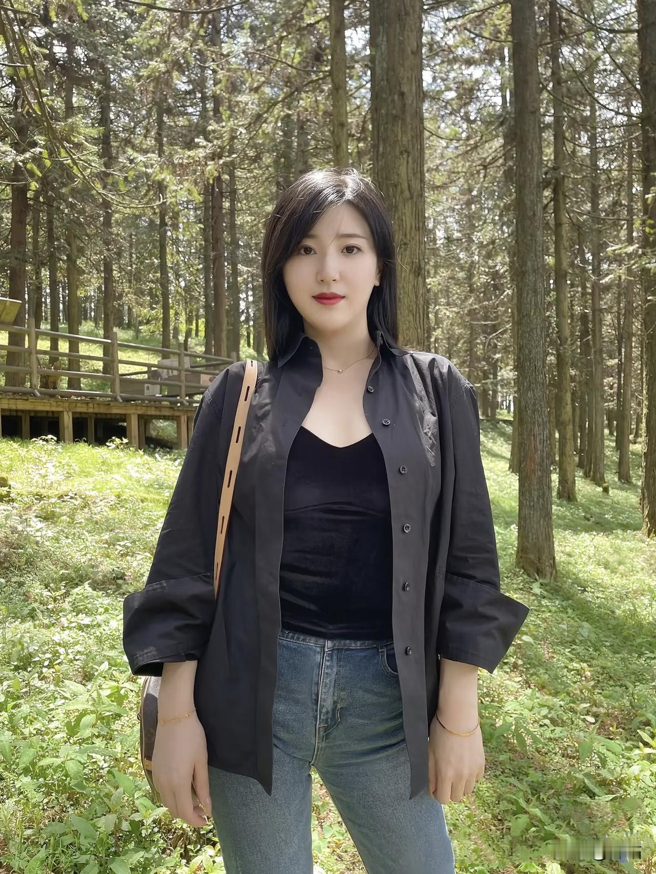 美图欣赏，看图写诗《原野林间行》草原连碧天，云絮自悠闲。林密石阶深，