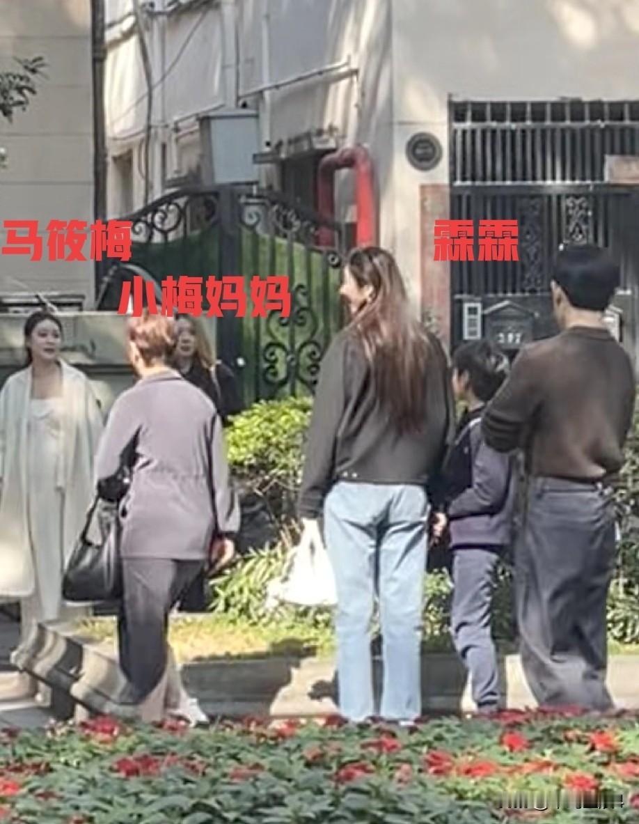 果然没被邀请，汪小菲没有带着俩孩子回湾湾祭拜大S，有网友在广州偶遇汪小菲夫妇带着