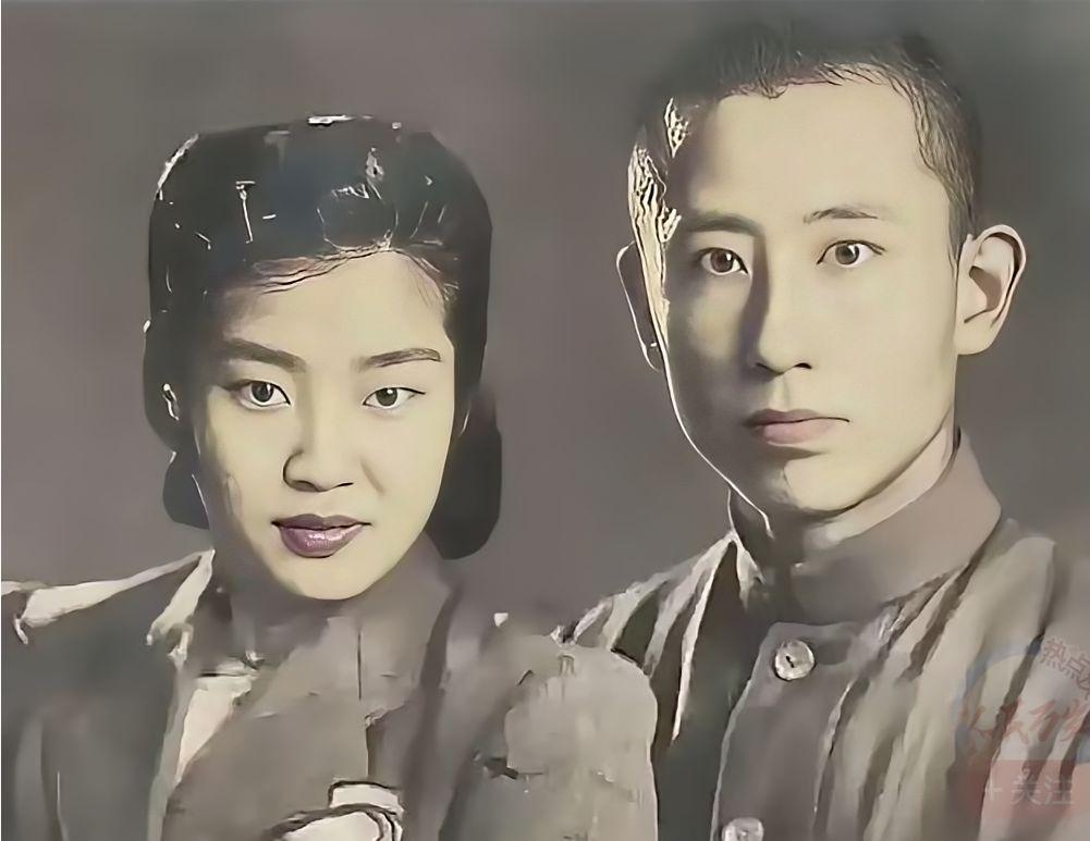 她在目睹了丈夫阵亡后，虽然悲愤交加，但是为了不让丈夫的遗体落入敌人手里，她端起机