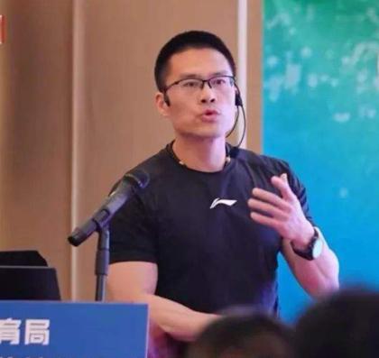 有网友拍到任满出现与莎莎楚钦奔赴上海集训的同框这位曾陪伴马龙应对膝伤、也带过丁