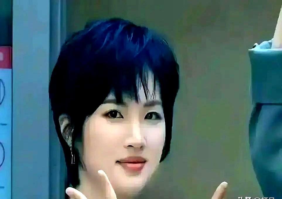 杀青宴上郭京飞笑着让姚安娜请客这句话里藏了句没说出口的狠话“这场戏你终