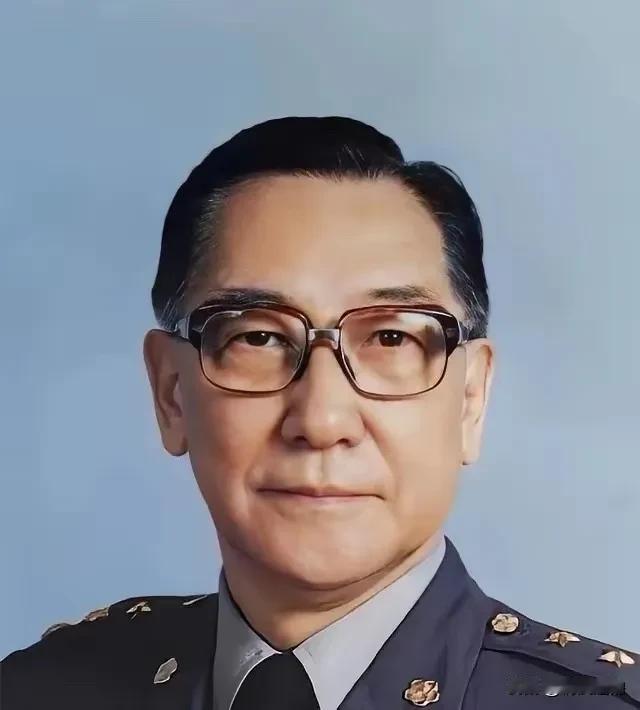 1937年，蒋纬国年轻的时候去见胡宗南，火车上面，蒋纬国正在下铺发呆的时候，一个