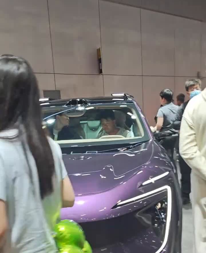 阿维塔紫色，绝绝紫。兄弟们，阿维塔看的人也不少。阿维塔07紫色真的好看，作为