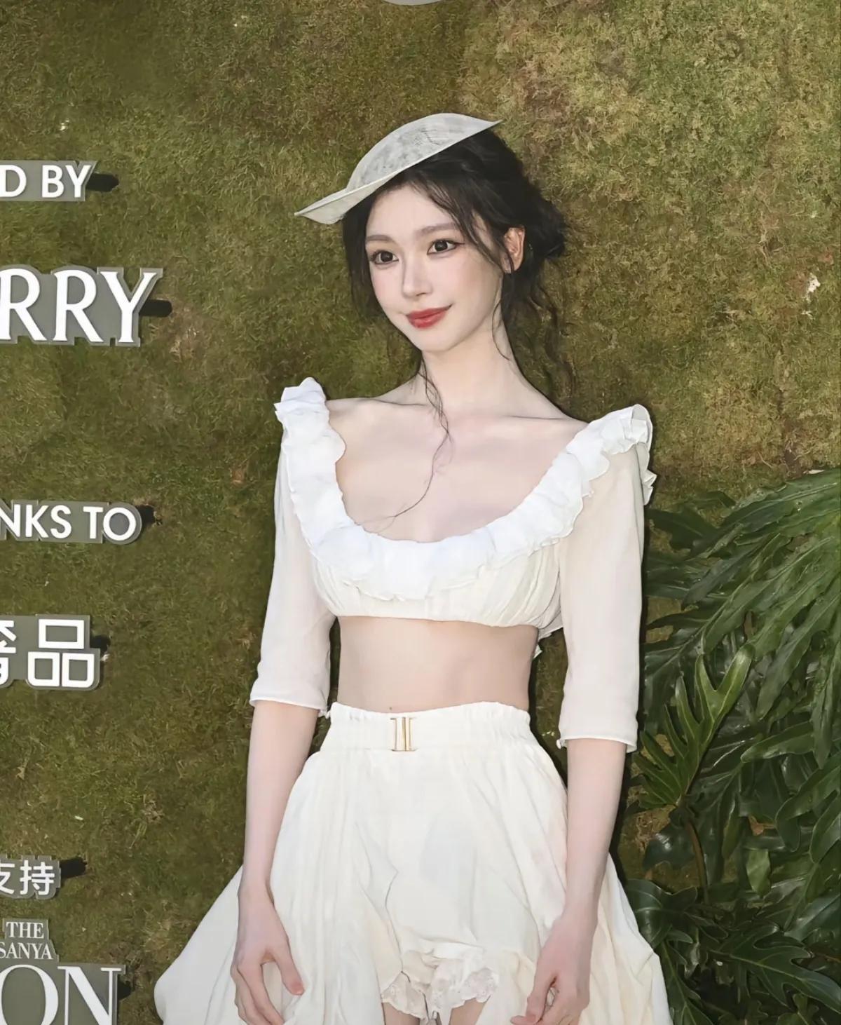 超级漂亮的宝宝每次出席各式各样的活动都超级用心穿着都超级好看而且都很独一无二从他