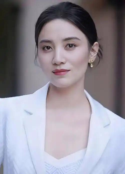 一次节目中，主持人问张嘉益：“宋佳觉得你的魅力在于低调，那你觉得宋佳最大的魅力在