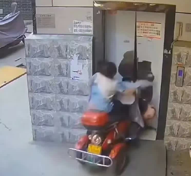 6月19日，江苏一位老人家骑三轮车撞破电梯跌入电梯井。这个视频，反复看了好多遍，