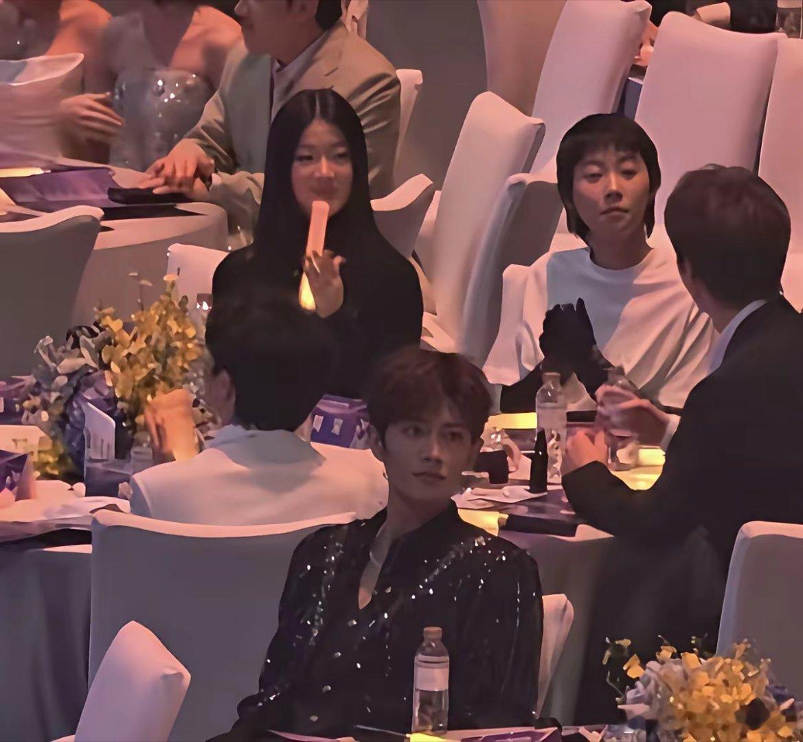 单依纯湾区升明月台下和窦靖童又坐一块了不知道在聊什么后来还有和杨受成王力宏周兴哲打招呼​