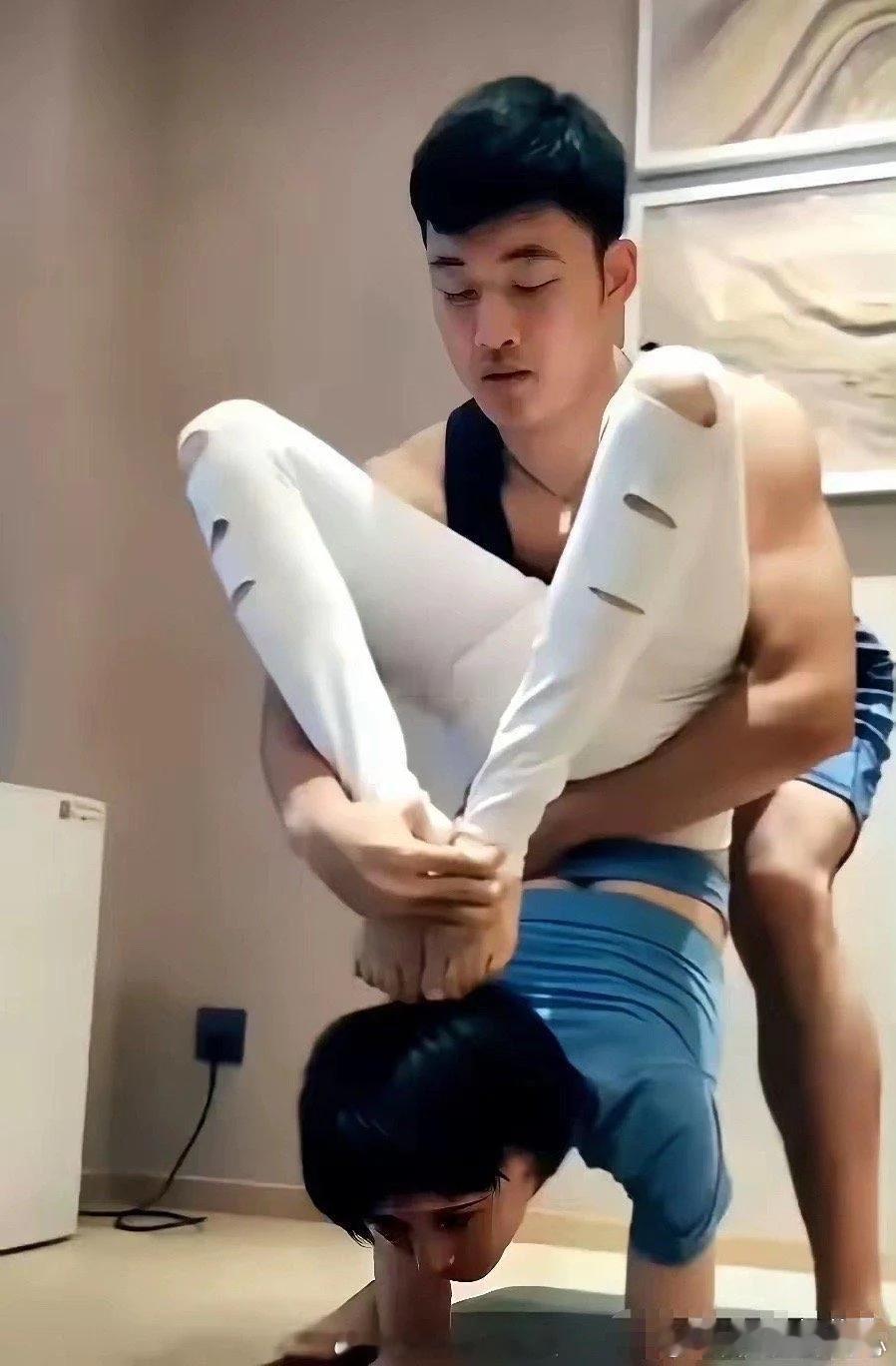 王子文这样的私教好尴尬，估计只有未婚的女生才敢招这样的男私教吧。