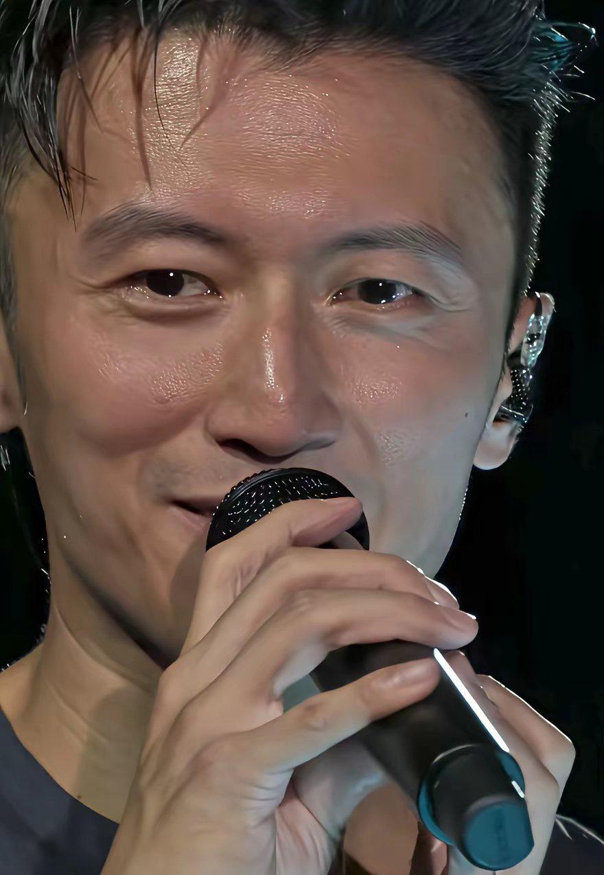 我和闺蜜从谢霆锋演唱会现场出来，一路上还沉浸在刚才那一幕。闺蜜边走边摇头，说